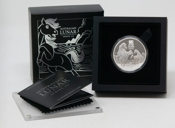 Australien 1 Dollar 2026 Lunar Serie III Proof Silbermünze: zeigt eine Stute mit Fohlen galloppierend, das chinesische Zeichen „Horse“ und Jahreszahl 2026; Vorderseite mit Porträt von König Charles III.