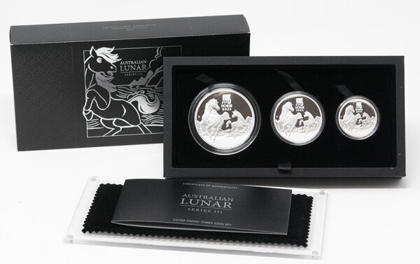 Set mit drei Silbermünzen: 2 oz, 1 oz und ½ oz Proof aus der Perth Mint Year of the Horse 2026 Serie. Rückseitenmotiv: Stute und Fohlen, Schriftzug „HORSE 2026“, chinesisches Zeichen „Pferd“, Mintmark „P“. Wertseiten mit Porträt von König Charles III.