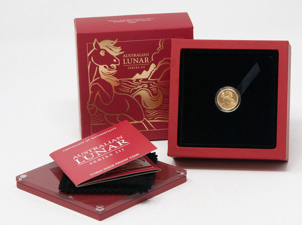 Australien 2026 Gold Proof Münze 1/10 oz „Year of the Horse“ zeigt ein kraftvolles Pferd mit erhobenen Hufen vor Berg- und Grasland-Kulisse, Rückseite mit „HORSE 2026“, chinesischem Zeichen „Pferd“ und Mintmark “P”; Vorderseite Porträt von König Charles III.