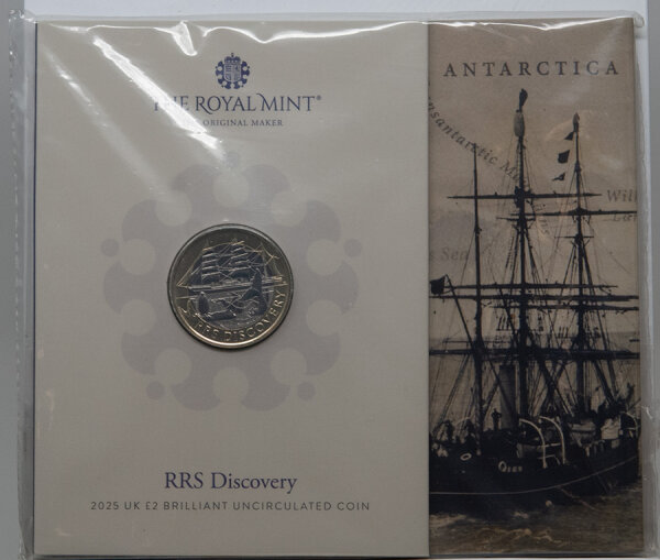 Münze Großbritannien 2 Pfund 2025 mit dem Forschungsdampfer RRS Discovery in voller Segelausrüstung, Randinschrift ‚DESIGNED FOR ADVENTURE‘, BU Qualität.
