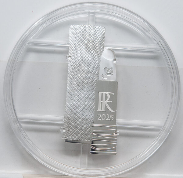 Silbermünze Frankreich 10 Euro 2025 – Lancôme Lipstick Shape, diagonale Form eines Lippenstifts mit Motiven des Markenlogos, Proof-Oberfläche.