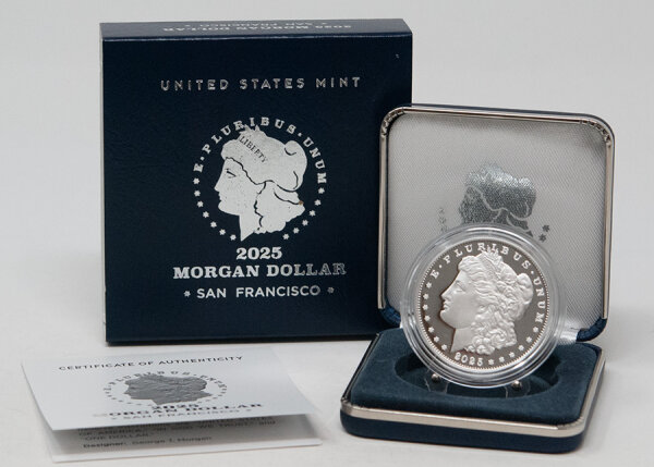 Münze USA 2025 Morgan Silver Dollar Proof – Vorderseite Liberty mit Krone, Rückseite Adler mit Olivenzweig und Pfeilen, Proof-Fertigstellung.