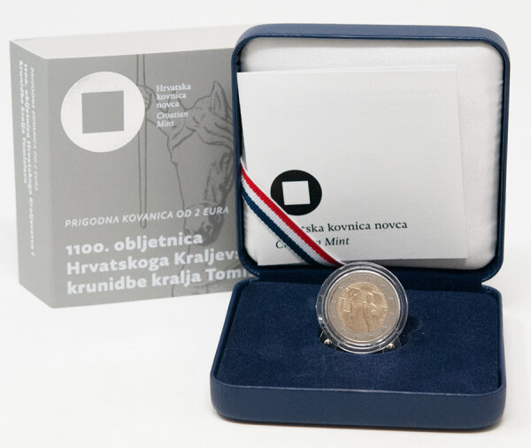 Münze Kroatien 2 Euro 2025 König Tomislav Proof – Vorderseite zeigt King Tomislav mit kroatischer Karog-Schach-Hintergrund, Rückseite zeigt Standard-Europa-Karte mit Wertangabe 2 Euro.